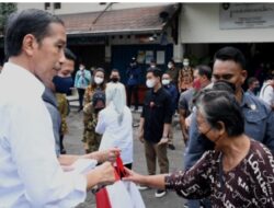 Salurkan Bansos di Surakarta, Presiden Harap Ekonomi Pulih Kembali