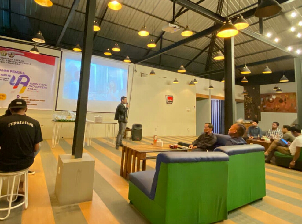 Foto Pengurus DPD KNPI Sultra bersama perwakilan Kesbangpol Sultra dan Kadis Pora Sultra.