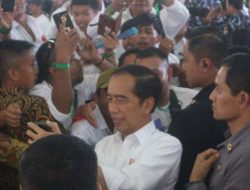 Kronologi Jokowi Disiram Air Mineral Dan Dilempar Sandal Oleh Perempuan, Dipukul Paspampres