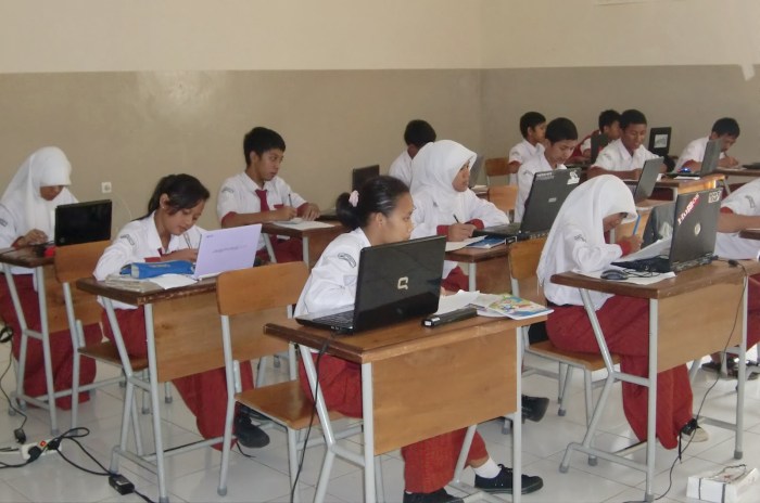 Berkembangnya sistem pendidikan barat melahirkan golongan
