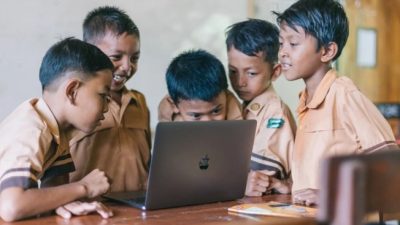 Manfaat internet di bidang pendidikan adalah